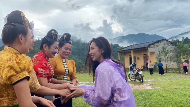 Hình ảnh Hoa hậu Thùy Tiên đi từ thiện ở Sơn La khiến fan xúc động - Ảnh 7.