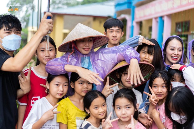 Hình ảnh Hoa hậu Thùy Tiên đi từ thiện ở Sơn La khiến fan xúc động - Ảnh 6.