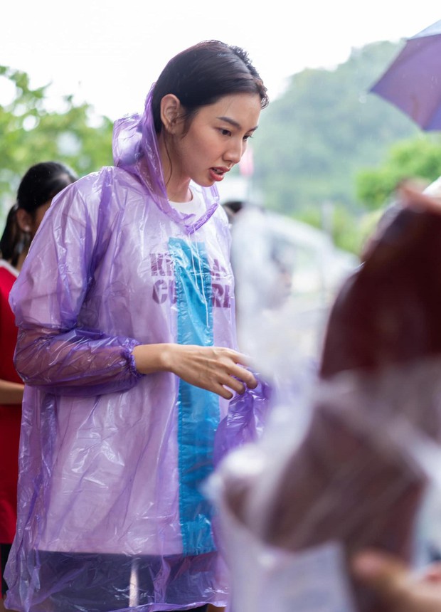 Hình ảnh Hoa hậu Thùy Tiên đi từ thiện ở Sơn La khiến fan xúc động - Ảnh 5.