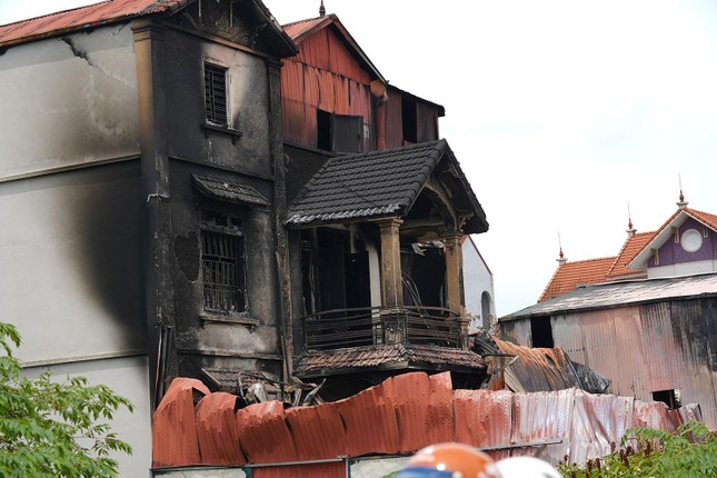 Cháy nhà kho khiến ba mẹ con tử vong ở Hà Nội: Khởi tố vụ án hình sự - Ảnh 1.