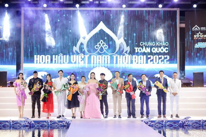 Sự thật vụ Hoa hậu Ngọc Hân ngồi ghế nhựa chấm thi Hoa hậu - Ảnh 4. Sự thật vụ Hoa hậu Ngọc Hân ngồi ghế nhựa chấm thi Hoa hậu - Ảnh 4.