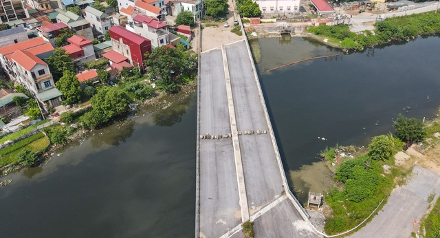 Cầu trị giá 110 tỷ, hoàn thành phần mặt cầu gần 2 năm nhưng chưa thể lưu thông - Ảnh 4.