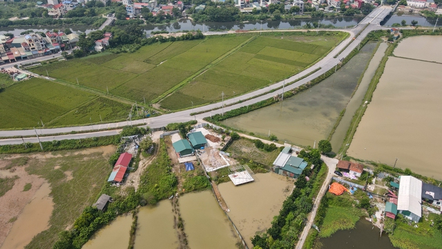 Cầu trị giá 110 tỷ, hoàn thành phần mặt cầu gần 2 năm nhưng chưa thể lưu thông - Ảnh 1.