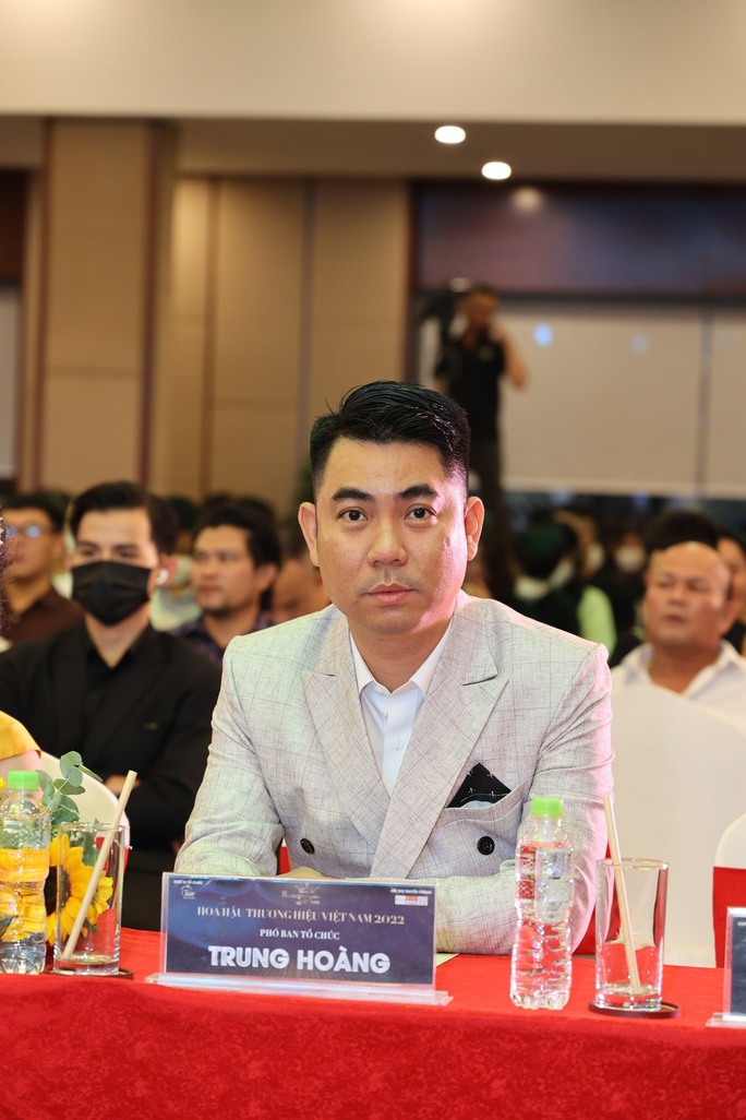 Sự thật vụ Hoa hậu Ngọc Hân ngồi ghế nhựa chấm thi Hoa hậu - Ảnh 3. Sự thật vụ Hoa hậu Ngọc Hân ngồi ghế nhựa chấm thi Hoa hậu - Ảnh 3.