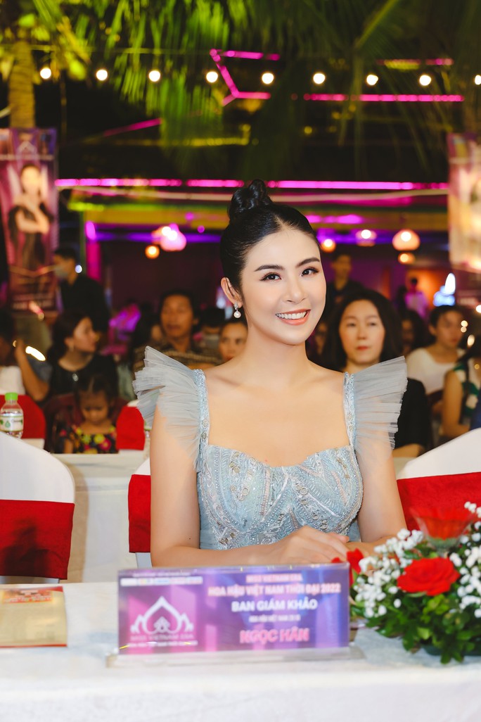 Sự thật vụ Hoa hậu Ngọc Hân ngồi ghế nhựa chấm thi Hoa hậu - Ảnh 2. Sự thật vụ Hoa hậu Ngọc Hân ngồi ghế nhựa chấm thi Hoa hậu - Ảnh 2.