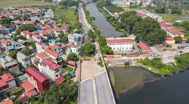 Cầu trị giá 110 tỷ, hoàn thành phần mặt cầu gần 2 năm nhưng chưa thể lưu thông - Ảnh 5.