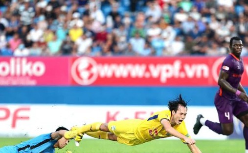 Trọng tài đúng khi xác định thủ môn Bình Dương không phạm lỗi với Văn Toàn