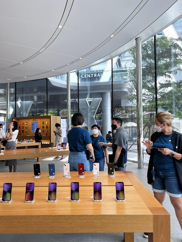  Người Việt sang Singapore, Thái Lan xếp hàng mua iPhone 14 có nguy cơ tay trắng ra về  - Ảnh 3.