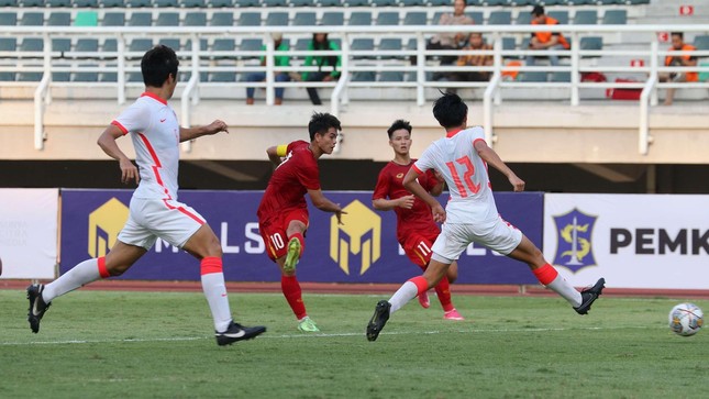 HLV U20 Hồng Kông thừa nhận các học trò đã ‘bị ngợp trước lối đá nhanh của Việt Nam’ - Ảnh 1.