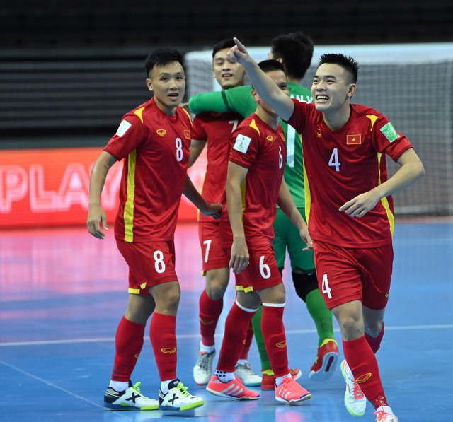 Tuyển Việt Nam ngược dòng hạ đội bóng châu Phi, tặng quà cho HLV từng vô địch World Cup - Ảnh 3.