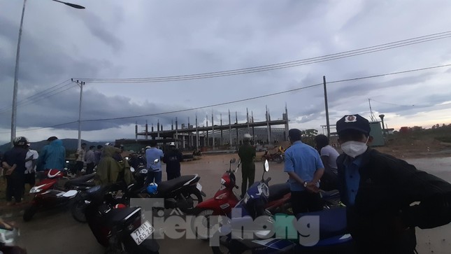 Sập tường khu công nghiệp ở Bình Định, 9 người thương vong - Ảnh 1.