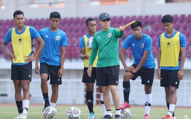 HLV Shin Tae-yong đưa ra bài tập dị, các cầu thủ U20 Indonesia lả đi vì nắng - Ảnh 2.