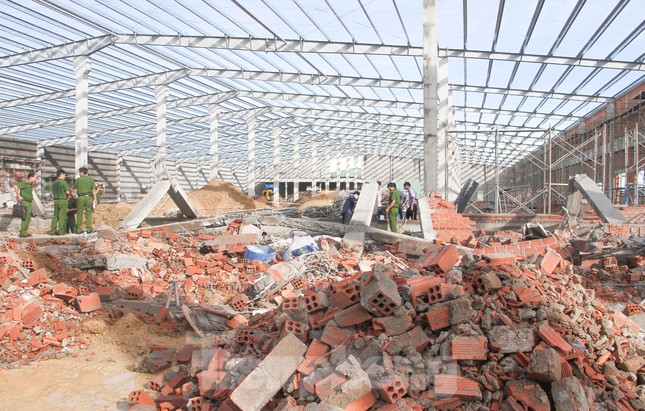 Khởi tố vụ sập tường khiến 5 người chết ở Bình Định - Ảnh 1.