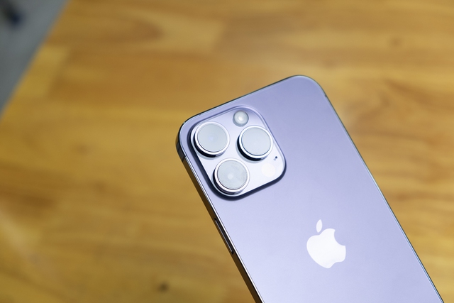 Nếu bạn là một tín đồ của iPhone, hãy thử một màu mới mẻ với iPhone 14 Pro Max màu tím. Bạn sẽ không chỉ sở hữu một chiếc điện thoại đẹp mắt mà còn trải nghiệm các tính năng tuyệt vời của phiên bản mới nhất này. Hãy xem hình ảnh để thấy sự tuyệt vời của iPhone 14 Pro Max màu tím.