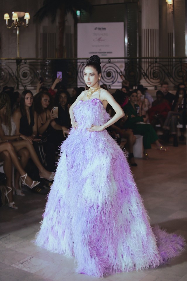 Hoa hậu Hoàng Dung tỏa sáng trên sàn diễn London Fashion Week Spring Summer 2023 - Ảnh 1.