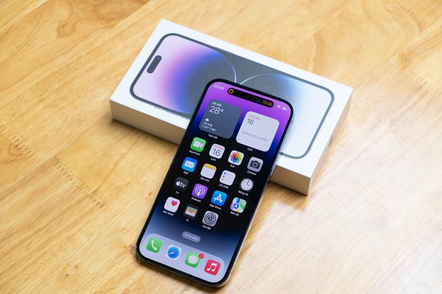 Bạn đã thấy chiếc iPhone 14 Pro Max màu tím chưa? Chúng tôi sẽ cho bạn một cảnh quay đẹp lung linh về thiết kế và màu sắc của sản phẩm. Khám phá thế giới mới bên trong chiếc điện thoại hiện đại này để tận hưởng cảm giác thư giãn sau một ngày làm việc căng thẳng.