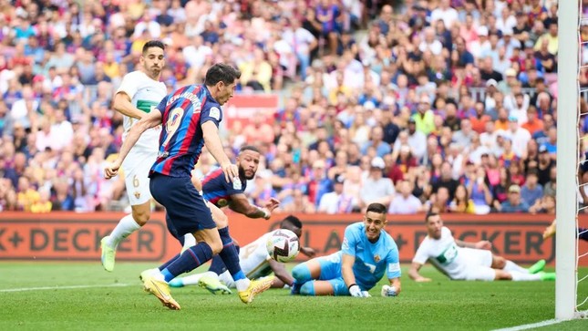 Lewandowski giúp Barca cân bằng kỳ tích của PSG - Ảnh 1.