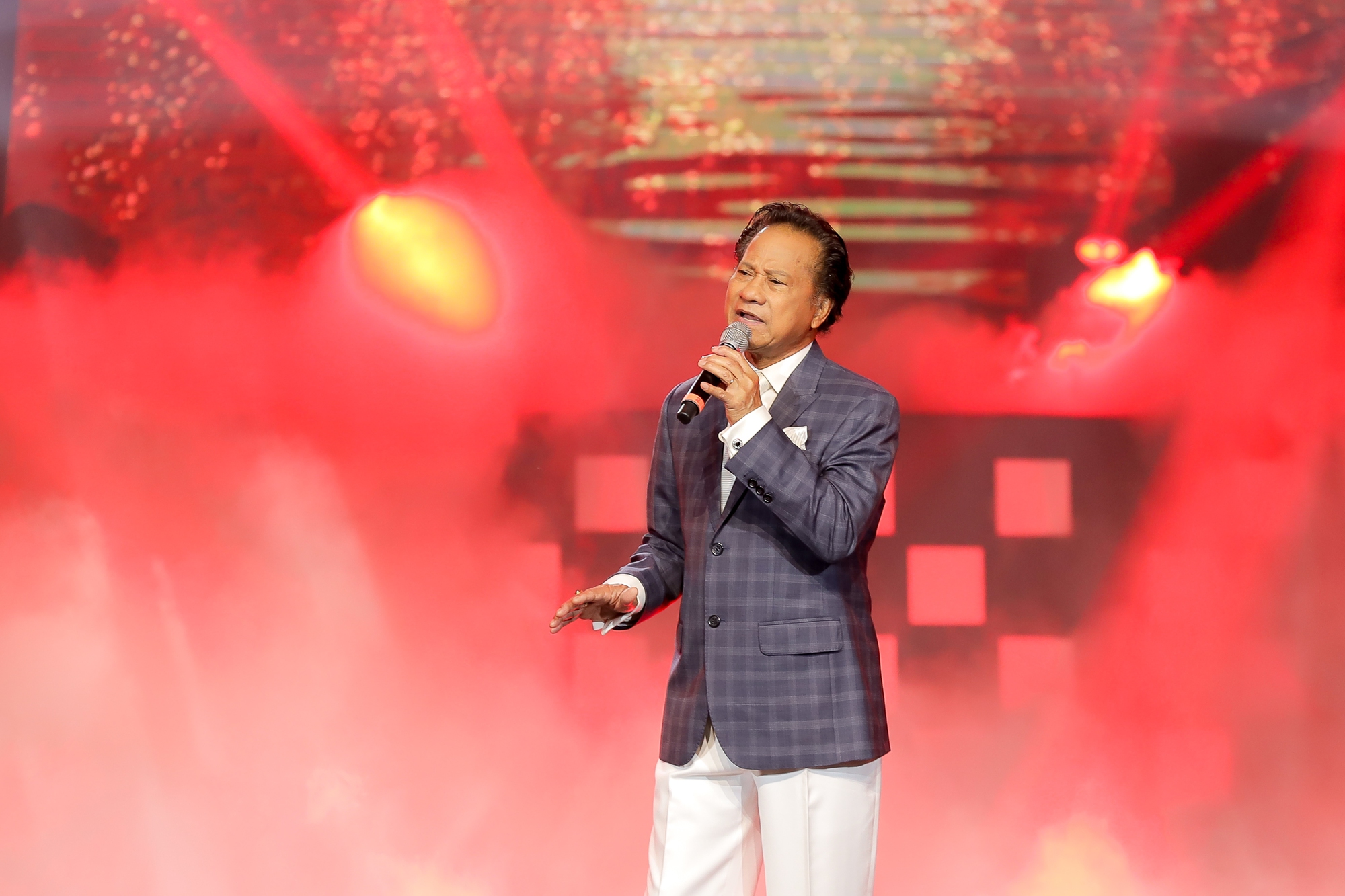 Danh ca Chế Linh hát thăng hoa ở tuổi 80, khiến Lệ Quyên ngượng ngùng vì một yêu cầu - Ảnh 2.