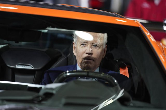 Người mê xe Biden đăng bài quảng bá xe điện, nhưng lại dùng ảnh xe xăng - Ảnh 2.