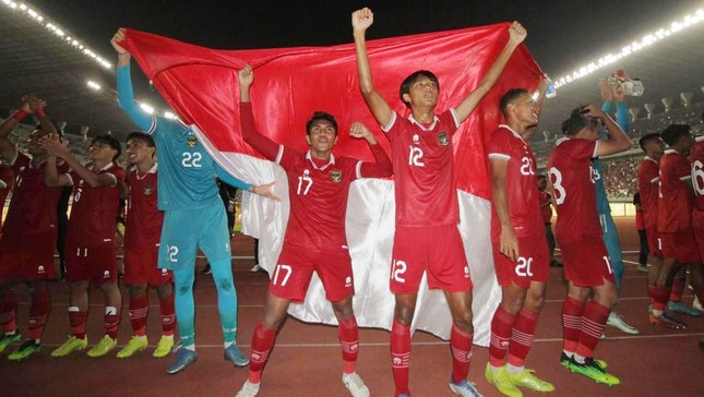 CĐV Indonesia tri ân U20 Việt Nam - Ảnh 1.