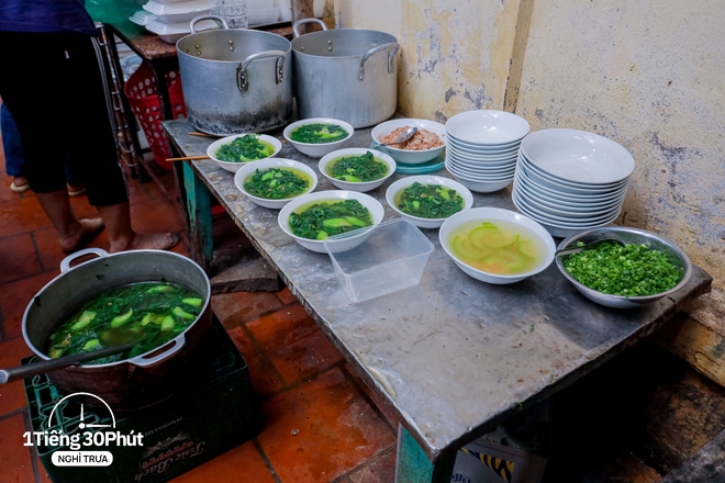  Quán cơm vỉa hè được xem là tụ điểm giờ nghỉ trưa của các sếp và dân văn phòng thu nhập khá trở lên - Ảnh 13.