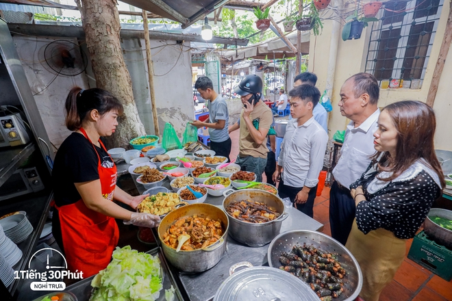  Quán cơm vỉa hè được xem là tụ điểm giờ nghỉ trưa của các sếp và dân văn phòng thu nhập khá trở lên - Ảnh 5.