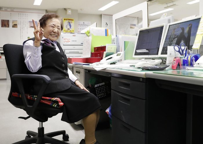 Nữ trưởng phòng lớn tuổi nhất thế giới tiết lộ 3 bí quyết sống khỏe để làm việc bền bỉ - Ảnh 2.