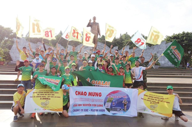 ‘Dị nhân’ ăn mì tôm vô địch Marathon - Ảnh 2.