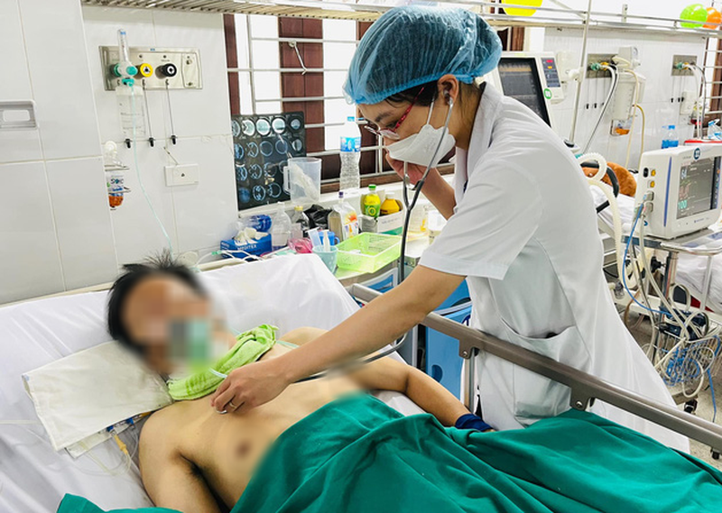 Uống rượu liên tục, người đàn ông ngộ độc methanol nguy kịch - Ảnh 1. Uống rượu liên tục, người đàn ông ngộ độc methanol nguy kịch - Ảnh 1.