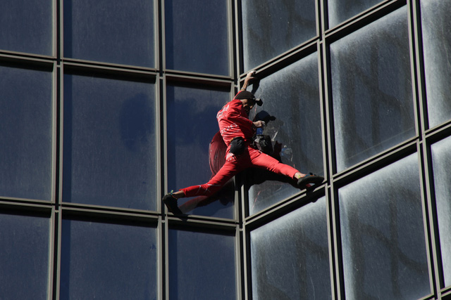 Người nhện nước Pháp chinh phục tòa nhà chọc trời ở tuổi 60 - Ảnh 1.