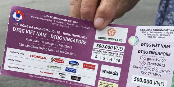 Ế vé xem trận Việt Nam - Singapore: Phe vé bán giá gốc để... hoàn vốn - Ảnh 1.