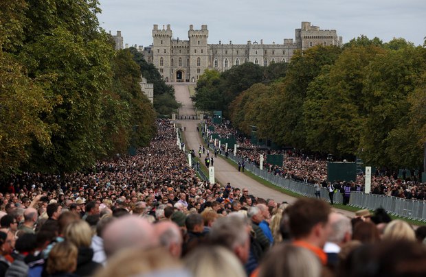 Chùm ảnh: Khoảnh khắc xúc động của Hoàng gia Anh khi tiễn đưa Nữ hoàng Elizabeth II - Ảnh 21.