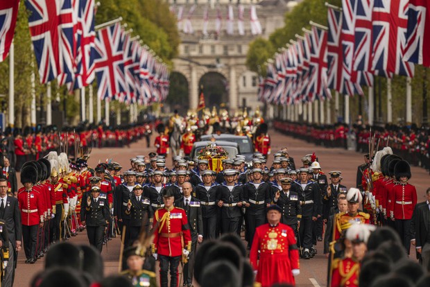 Chùm ảnh: Khoảnh khắc xúc động của Hoàng gia Anh khi tiễn đưa Nữ hoàng Elizabeth II - Ảnh 20.