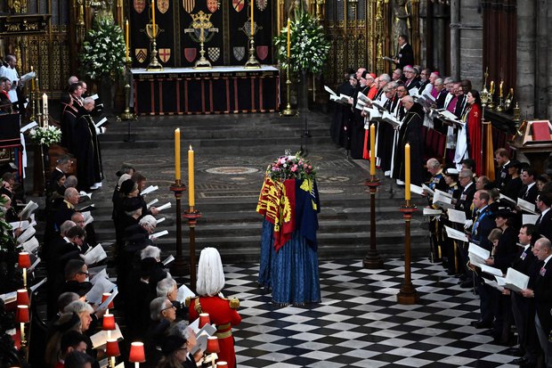 Chùm ảnh: Khoảnh khắc xúc động của Hoàng gia Anh khi tiễn đưa Nữ hoàng Elizabeth II - Ảnh 19.