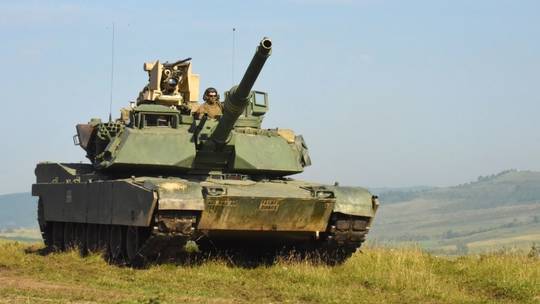 Ukraine có thể nhận được tiêm kích F-16 và xe tăng từ Mỹ - Ảnh 1.