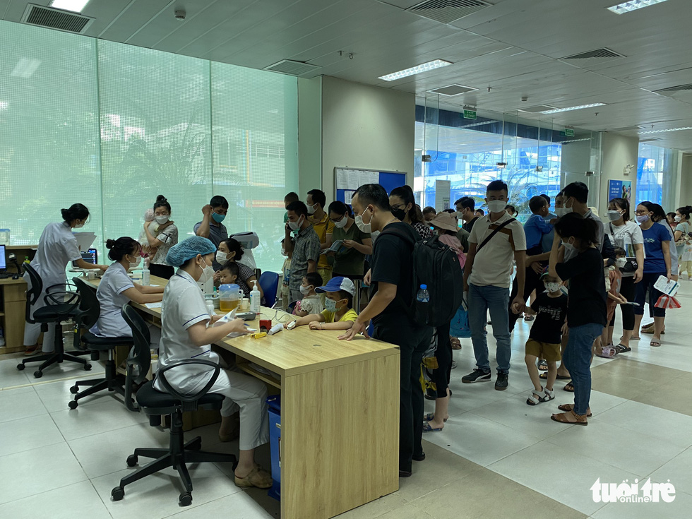 Bệnh nhi nằm vạ vật vì nhiều bệnh viện ở Hà Nội quá tải - Ảnh 5. Bệnh nhi nằm vạ vật vì nhiều bệnh viện ở Hà Nội quá tải - Ảnh 5.