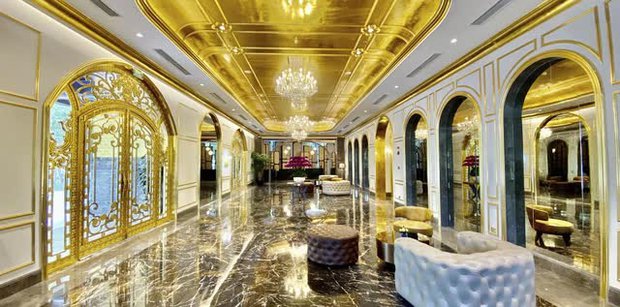 Báo quốc tế thể hiện sự ngạc nhiên khi thấy khách sạn “lấp lánh ánh vàng” giữa Hà Nội - Ảnh 1.