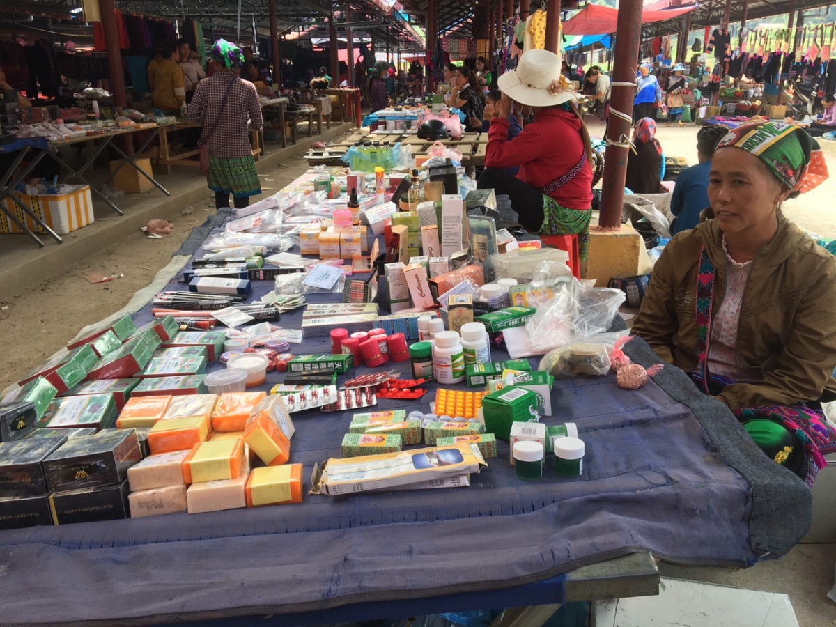 Thuốc tân dược bày bán la liệt trên các sạp tại chợ phiên vùng cao - Ảnh 1. Thuốc tân dược bày bán la liệt trên các sạp tại chợ phiên vùng cao - Ảnh 1.
