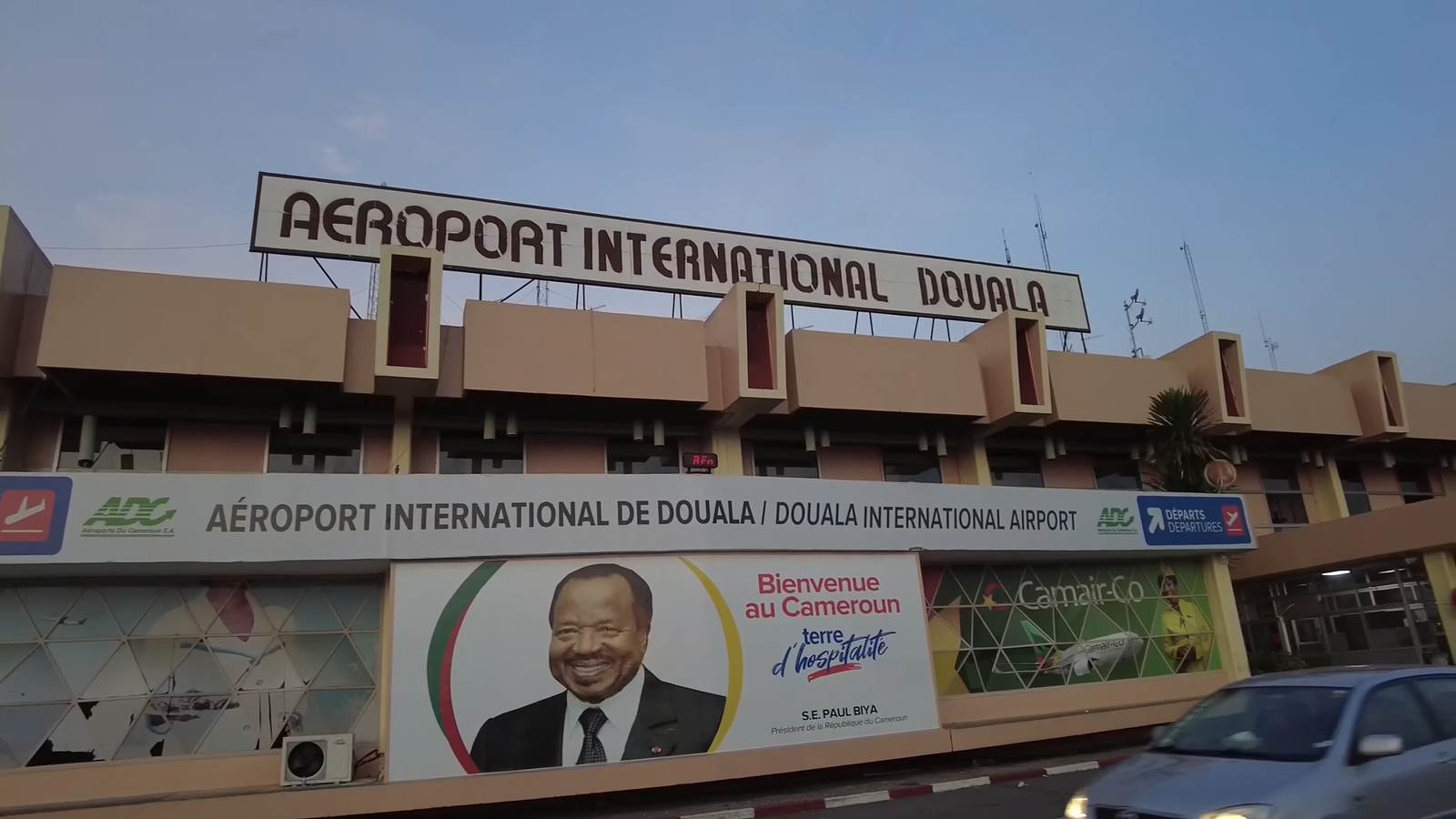Theo chân chủ kênh Lại Ngứa Chân đến thành phố lớn nhất Cameroon, bất ngờ vì câu nói của người dân - Ảnh 4.