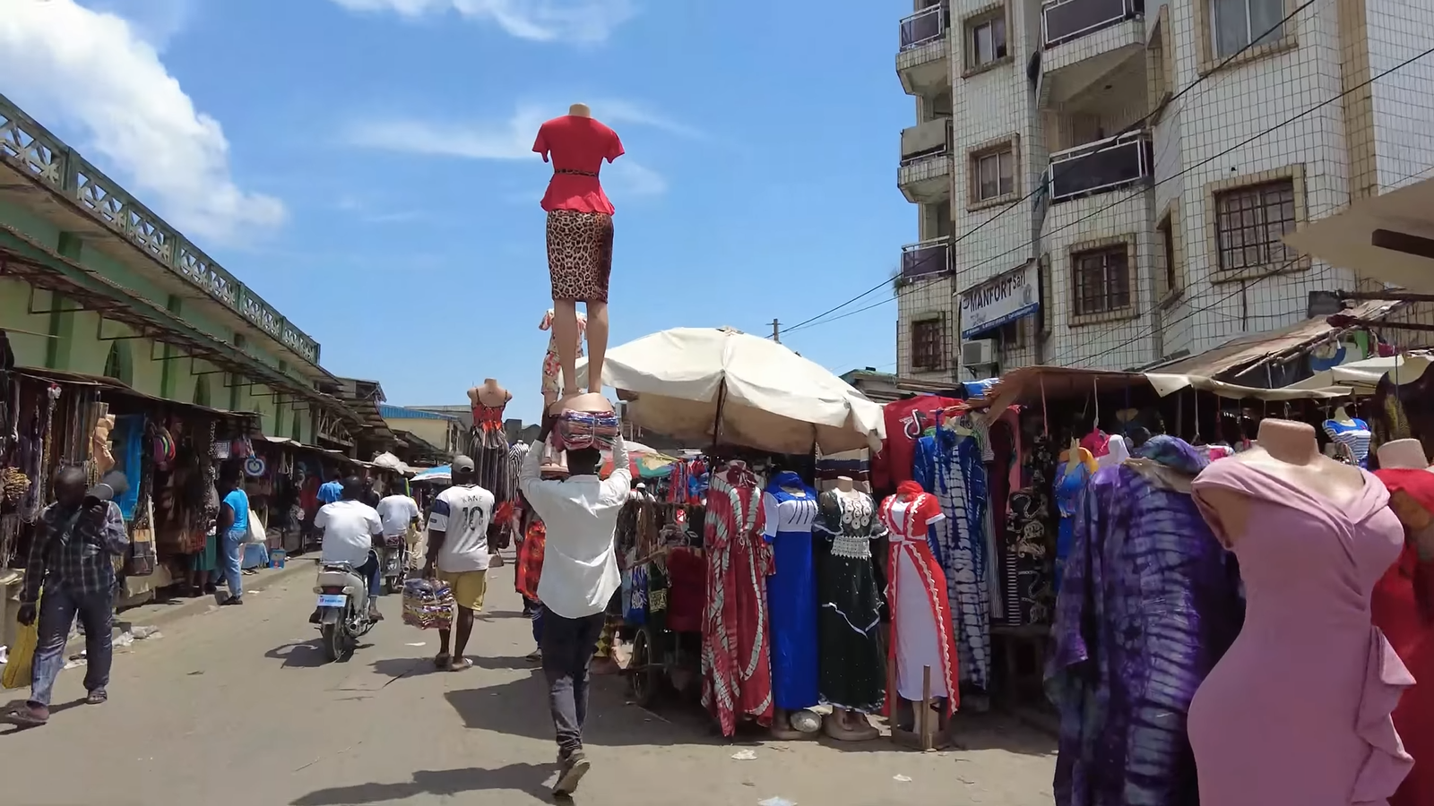 Theo chân chủ kênh Lại Ngứa Chân đến thành phố lớn nhất Cameroon, bất ngờ vì câu nói của người dân - Ảnh 8.