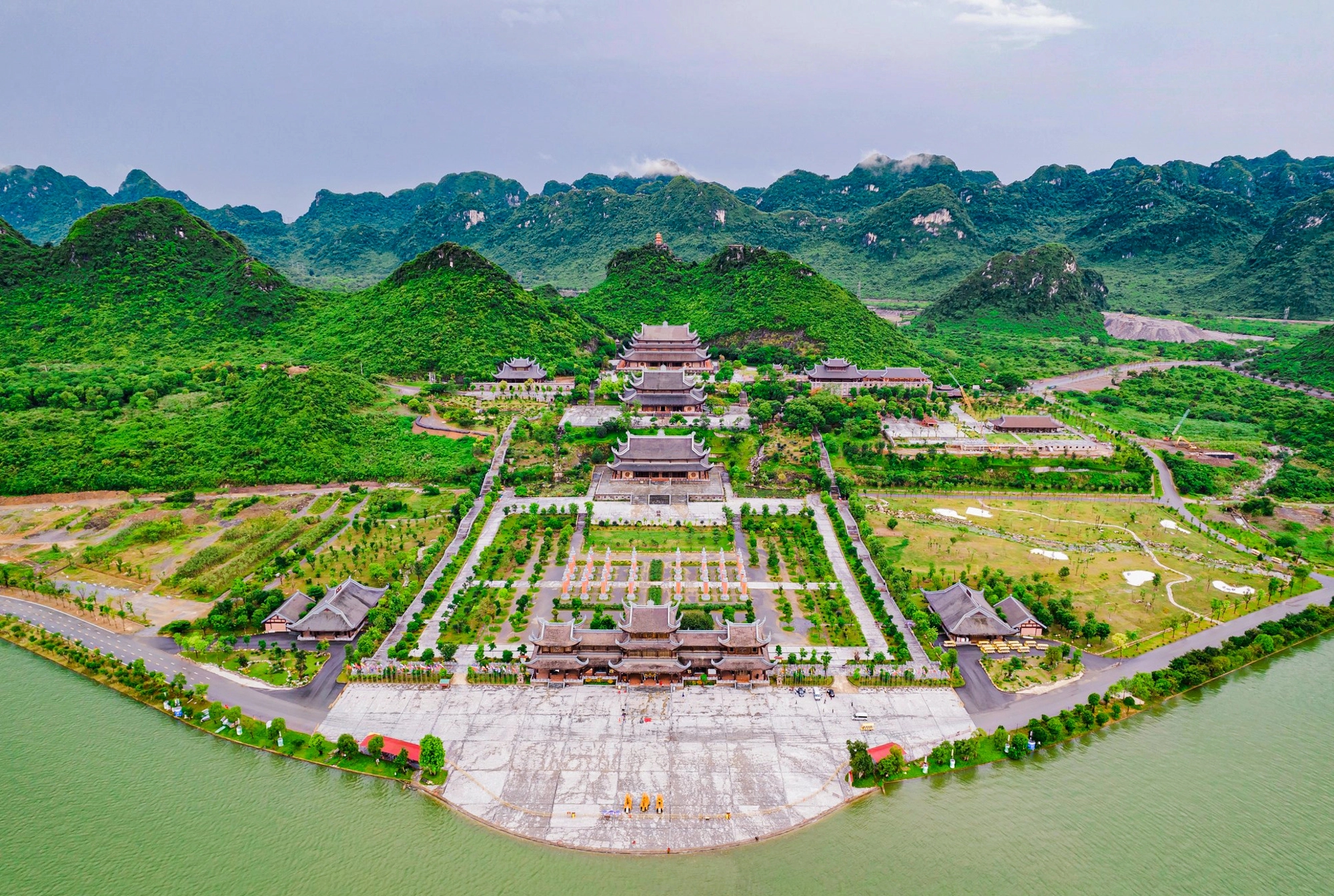 5 ngôi chùa có hồ nước như tiên cảnh: Hồ ở Việt Nam đẹp mĩ miều - Ảnh 13.