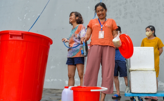 Hà Nội: Người dân mang xô, thùng xếp hàng giữa trưa đợi lấy nước - Ảnh 13.