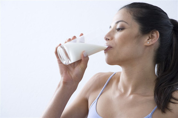 7 trường hợp không nên uống nhiều sữa, kể cả người... gãy xương - Ảnh 1.