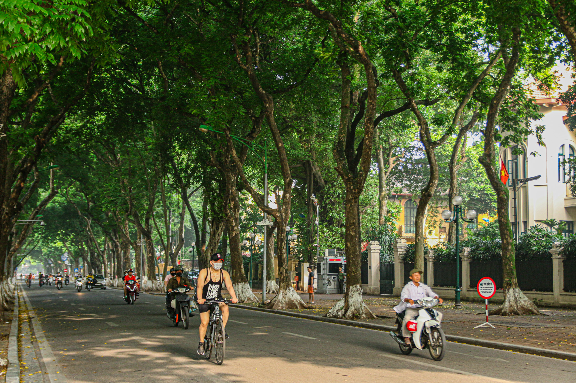 Những con đường lý tưởng dành cho hội mê đạp xe ở Hà Nội khi tiết trời sang thu - Ảnh 1.