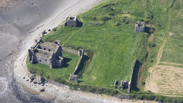 Lâu đài Tintagel của vua Arthur có nguy cơ đổ  xuống biển do biến đổi khí hậu - Ảnh 3.