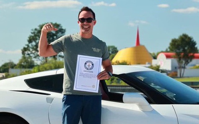 20 năm đi lùi, YouTuber lập kỷ lục thế giới lùi ô tô nhanh nhất - Ảnh 1.