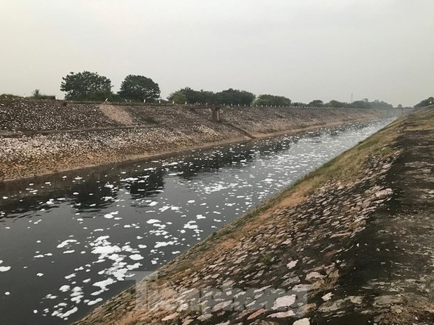  Hà Nội: Bất ngờ kênh dẫn nước Yên Sở bọt trắng như băng đổ ra sông Hồng - Ảnh 7.