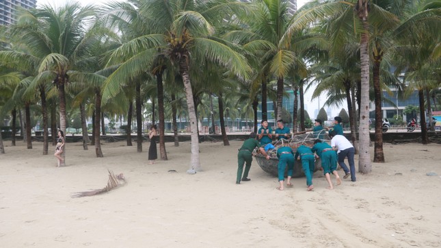 Biển động sóng to, nhiều người ở Đà Nẵng vẫn liều mình tắm biển - Ảnh 12.