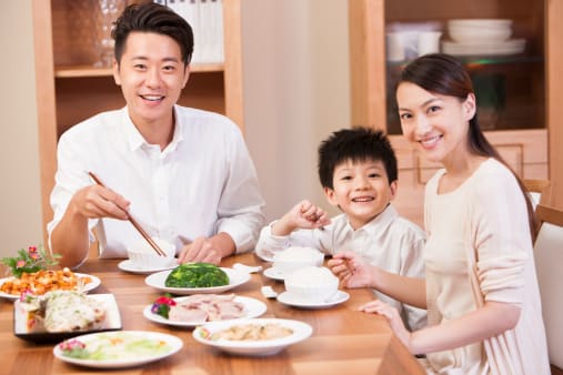5 thói quen ăn uống lịch sự cha mẹ cần dạy con - Ảnh 1.