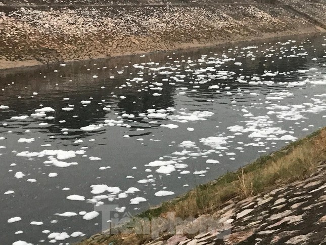  Hà Nội: Bất ngờ kênh dẫn nước Yên Sở bọt trắng như băng đổ ra sông Hồng - Ảnh 6.